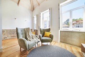 Apartamento superior, balcón | Decoración individual, mobiliario individual, sistema de insonorización