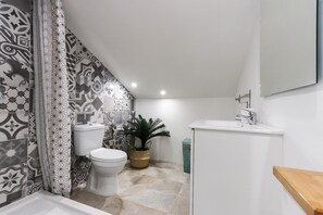 Een douche, handdoeken