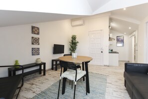 Apartment, 1 Bedroom, Kitchen | In-room dining - Bairro Alto Views by Homing (Lisbon)