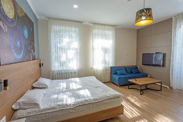 Deluxe Double Room, 1 Queen Bed | Soundproofing, iron/ironing board, free WiFi, bed sheets