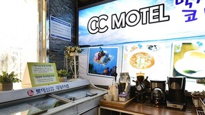Un café où l’on peut voir une variété de plats et de boissons exposés, ainsi qu’une machine à café.