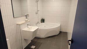 Une salle de bain moderne avec une baignoire, un lavabo et des toilettes.