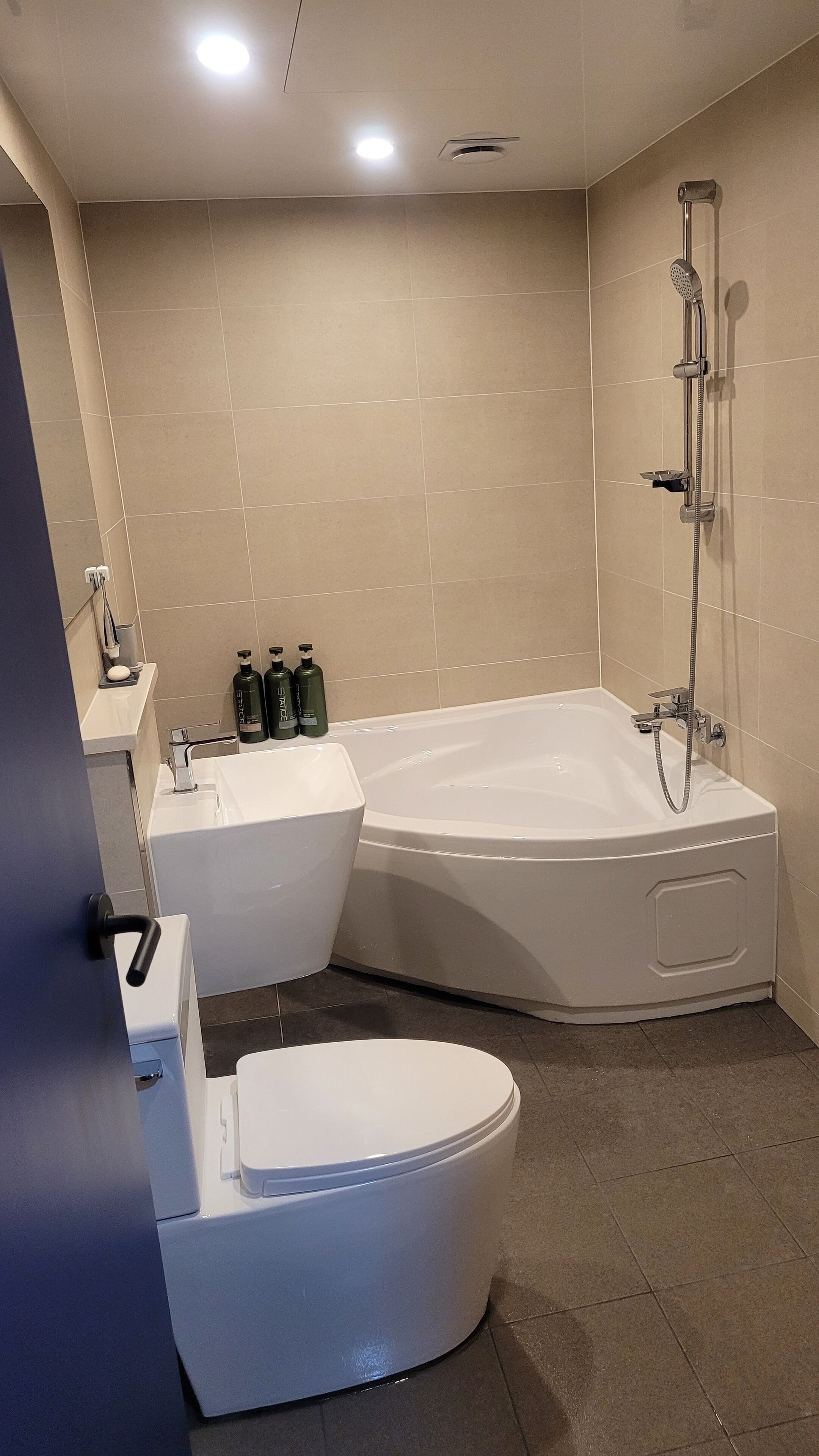 Un baño moderno con bañera, inodoro y lavamanos.