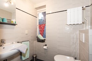 Double Room (Rozewerf) | Bathroom | Shower, free toiletries, hair dryer, towels - B&B De Pepersteeg (Marken)