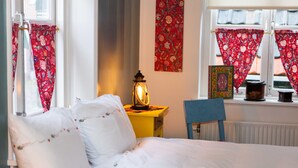 Double Room (Rozewerf) | Blackout drapes, iron/ironing board (on request), cribs (free) - B&B De Pepersteeg (Marken)