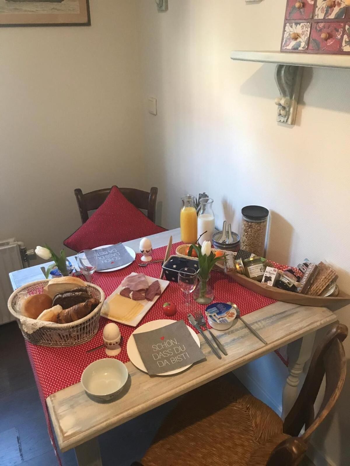 Een koelkast/vriezer, een magnetron