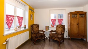 Double Room (Grotewerf) | Living area | Flat-screen TV - B&B De Pepersteeg (Marken)