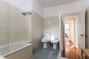 Apartament, 2 dormitoris, balcó | Bany | Banyera i tovalloles 