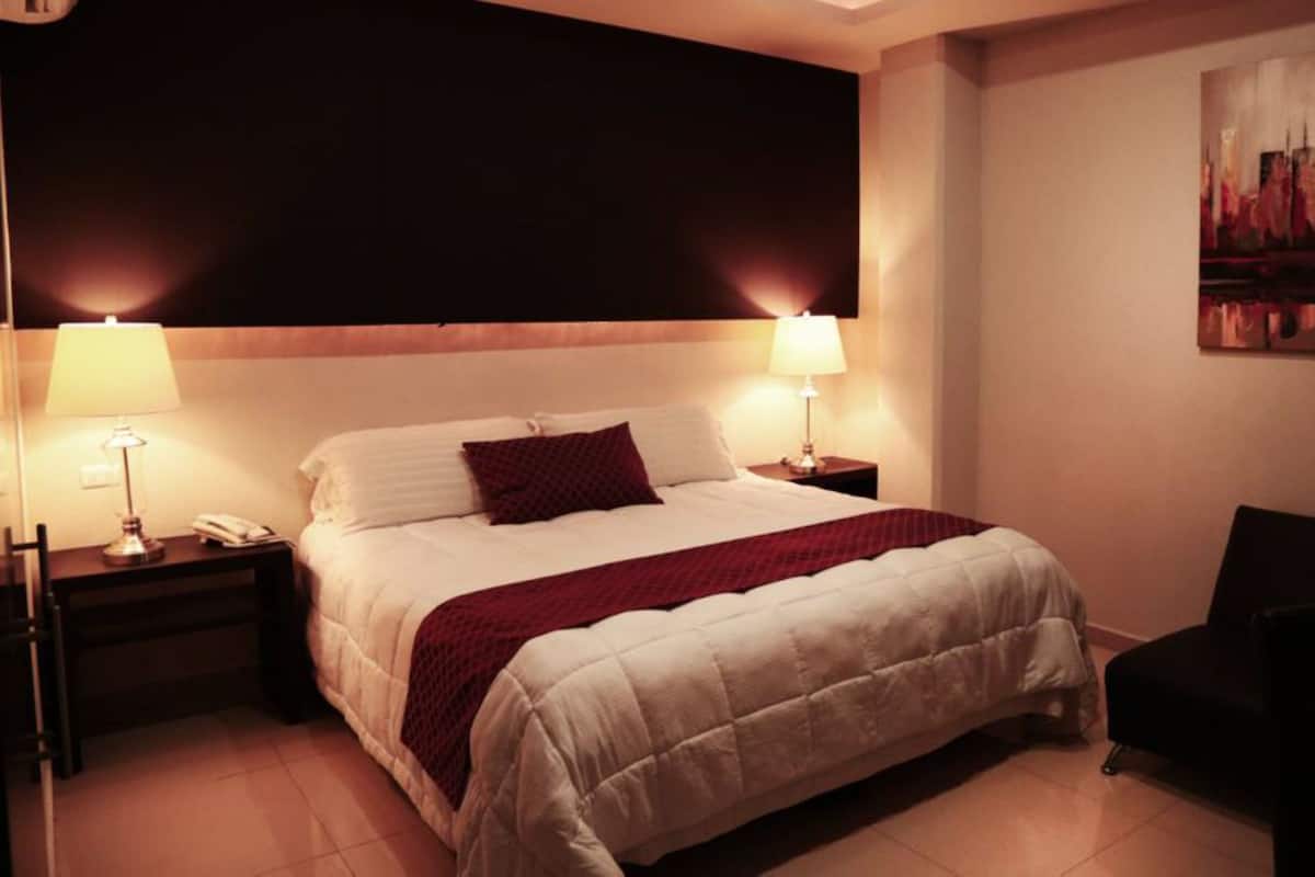 Habitación empresarial, 2 camas matrimoniales, con acceso para personas discapacitadas | Caja de seguridad en la habitación y tabla de planchar con plancha