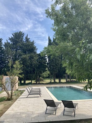 Seasonal outdoor pool, open 8:00 AM to 10:00 PM, pool loungers - Mas Du Petit Claux (Barbentane)