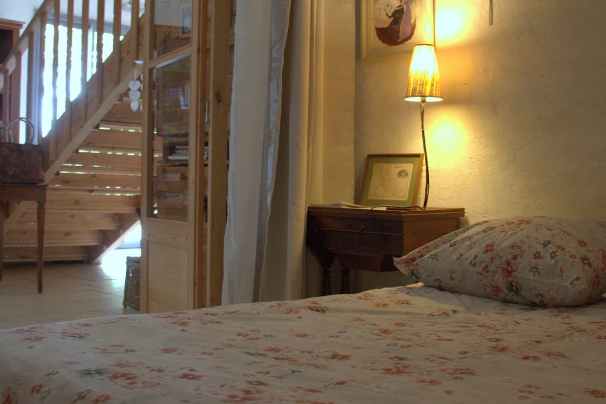 Cortinas blackout, wifi gratis y decoración personalizada