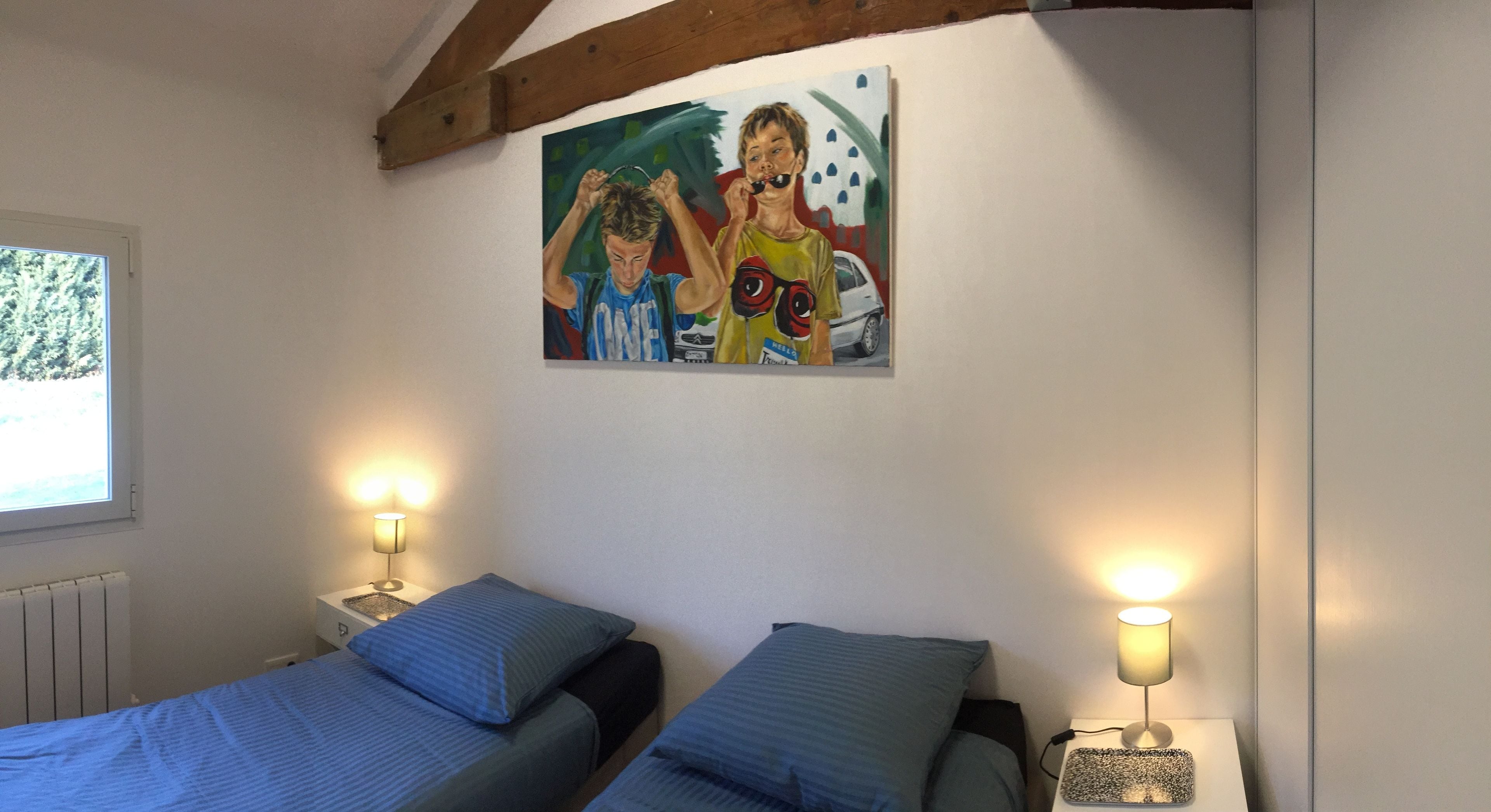 Decoración personalizada, muebles diferentes y cortinas blackout 