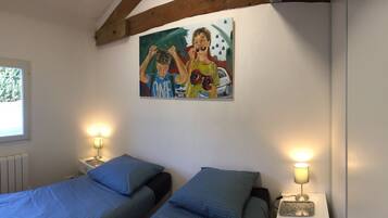 Decoración personalizada, muebles diferentes y cortinas blackout