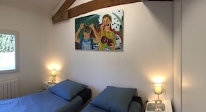 A bedroom with two beds, a painting on the wall, and bedside lamps. - Mas Du Petit Claux (Barbentane)