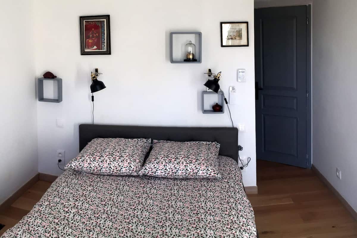 Cortinas blackout, wifi gratis y decoración personalizada