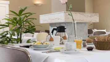 Tägliches Frühstücksbuffet (10 EUR pro Person)