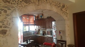Traditional House, Mountain View | Private kitchen | Full-size fridge, microwave, oven, stovetop