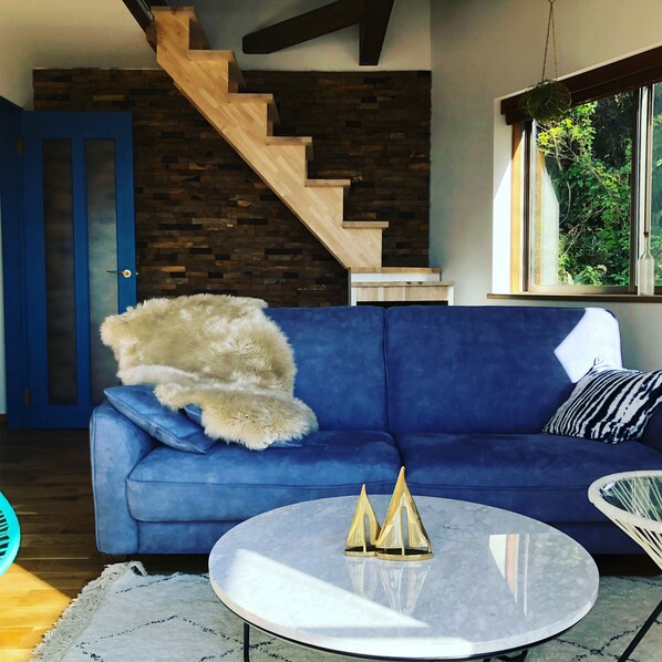 Hus (Private Vacation Home) | Vardagsrum | Platt-tv och eldstad