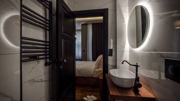 Comfort Double Room (The Yellow Room) | Bathroom | Shower, free toiletries, hair dryer, bathrobes