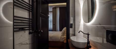 Dobbeltrom – comfort (The Yellow Room) | Bad | Dusj, toalettartikler (inkludert), hårføner og badekåper