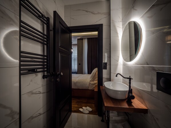 Comfort Double Room (The Yellow Room) | Bathroom