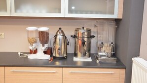 A kitchen counter with a coffee maker, a food processor, and a blender. - Szieszta Panzió (Sarvar)