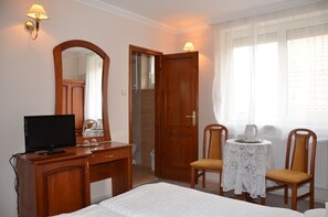 Escritorio, espacio para trabajar con laptop y wifi gratis