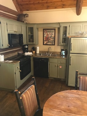 House, 2 Bedrooms | Private kitchen | Oven