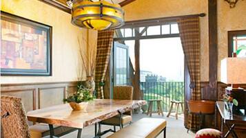 House, 2 Bedrooms | In-room dining