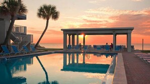 Outdoor pool - Via Roma Beach Resort 2 Bdrm (Bradenton Beach)