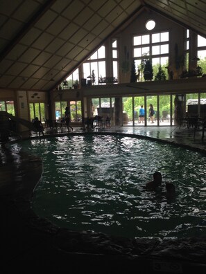 Una piscina cubierta, una piscina al aire libre