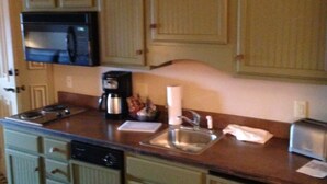 House, 1 Bedroom | Private kitchenette | Oven