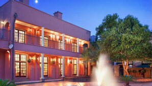 Front of property - evening/night - The Lodge At Alley Inn Studio 1Q Downtown (Charleston)