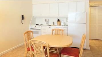 Suite, 1 Bedroom, Kitchen | Private kitchen | Fridge, microwave, oven, stovetop
