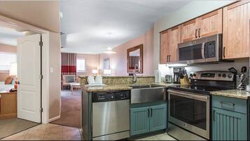 Suite, 1 Bedroom, Kitchen | Private kitchen | Fridge, microwave, oven, stovetop