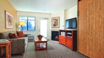 Nhà, 1 phòng ngủ | Khu phòng khách | TV, lò sưởi, thư viện phim