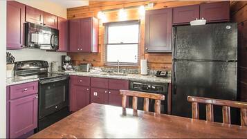 House, 2 Bedrooms | Private kitchen