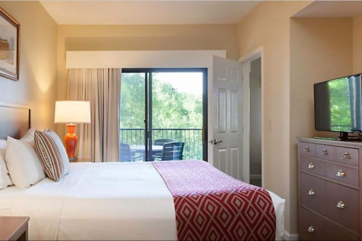 Deluxe Suite, 1 Bedroom, Fireplace | 1 bedroom, individually decorated, individually furnished