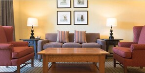 Suite, 2 chambres, cheminée | Coin séjour | Télévision à écran plat, cheminée, lecteur de DVD