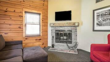 House, 2 Bedrooms | Living room | TV, fireplace