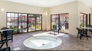 Indoor spa tub - Hilton Vacation Club The Falls Village Branson (Branson)