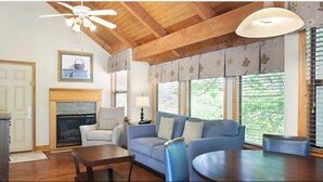 Suite, 1 soverom, peis | Oppholdsrom
