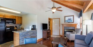 套房, 1 間臥室, 壁爐 | 客廳 | 平面電視、壁爐、DVD 播放機