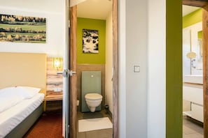 1 bedroom, hypo-allergenic bedding, free WiFi, bed sheets