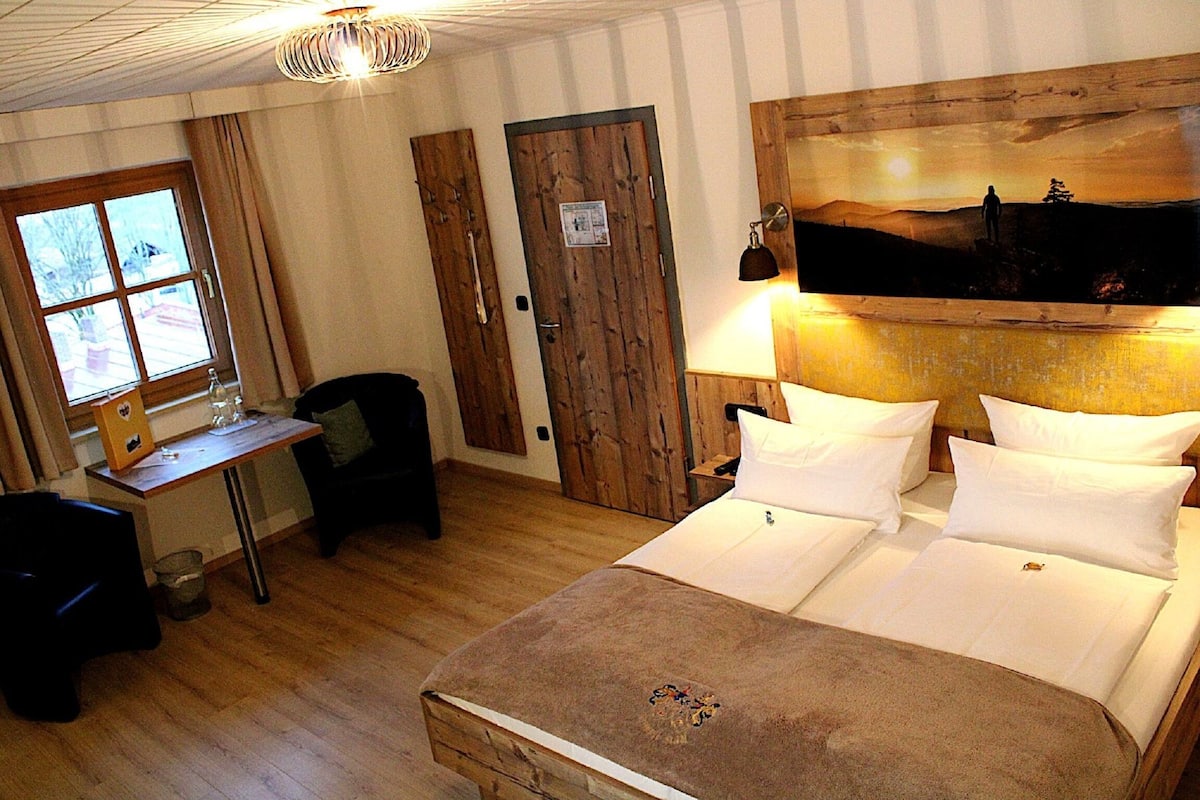 Quadruple Room | Meja, Wi-fi percuma, cadar katil