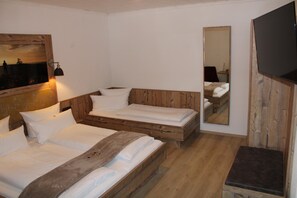Triple Room | Meja, Wi-fi percuma, cadar katil