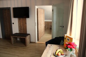 Quadruple Room | Desk, free WiFi, bed sheets