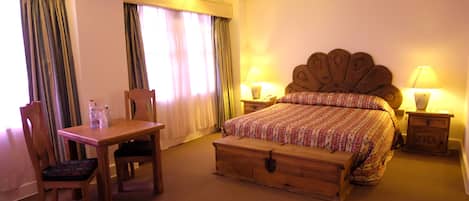 Quarto standard, 1 cama Queen | Frigobar, cofres nos quartos, cortinas blackout