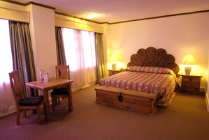 Standard Room, 1 Queen Bed | Minibar, in-room safe, blackout drapes, iron/ironing board