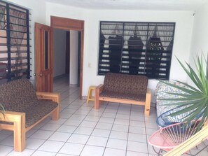 Casa tradicional, 3 habitaciones, terraza | Zona de estar | Una televisión
